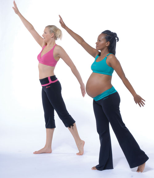 Det blir svårare och svårare att andas under graviditeten eftersom bebisen trycker mot lungorna. Därför kan det vara extra skönt med positioner som sträcker ut överkroppen. Den här rörelsen skapar plats för både bebisen och mamman, samtidigt som den stabiliserar ländryggen och tränar hela din core.